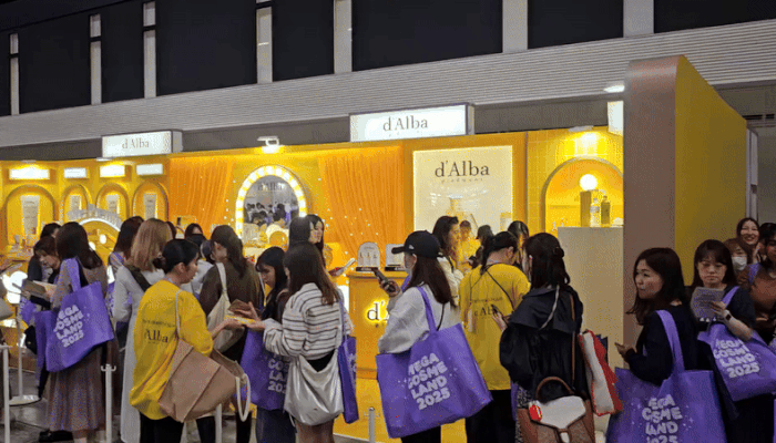 [도쿄=뉴시스] 이현주 기자=일본 오픈마켓 큐텐재팬을 운영하는 글로벌 이커머스 기업 이베이재팬(eBay Japan)이 지난 4일부터 이틀간 일본 도쿄 아리아케 체조경기장에서 대규모 오프라인 뷰티 페스티벌 메가 코스메 랜드 2025를 진행했다. 행사장 내 달바 글로벌 부스에서 손님들이 K뷰티를 체험하기 위해 줄을 서있는 모습. 2025.10.04. juicy@newsis.com *재판매 및 DB 금지