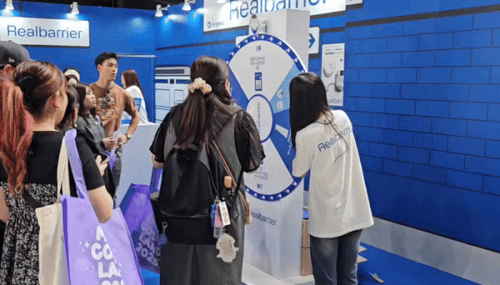 [도쿄=뉴시스] 이현주 기자= 일본 오픈마켓 큐텐재팬을 운영하는 이베이재팬(eBay Japan)이 지난 4일부터 이틀간 일본 도쿄 아리아케 체조경기장에서 대규모 오프라인 뷰티 페스티벌 메가 코스메 랜드 2025를 진행했다. 한 일본인이 현장에서 룰렛 돌리기를 참여하고 화장품을 받아가고 있다. 2025.10.04. juicy@newsis.com *재판매 및 DB 금지