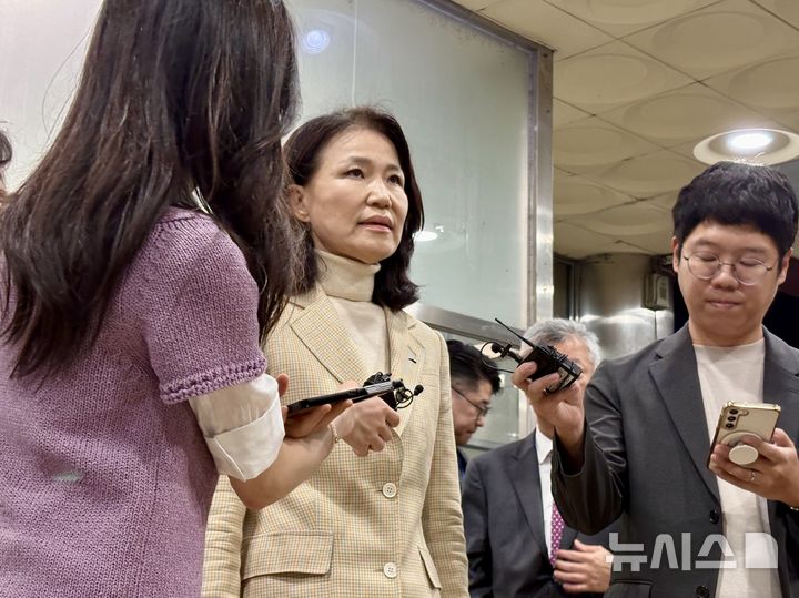[서울=뉴시스] 한이재 기자 = 서울남부지법의 석방 명령에 따라 4일 오후 6시47분께 서울 영등포경찰서를 벗어나는 이진숙 전 방송통신위원장이 취재진 질문에 대답하고 있다. 2025.10.04. nowone@newsis.com 