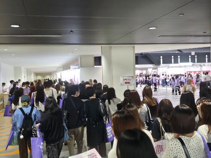 [도쿄=뉴시스] 이현주 기자=일본 현지 고객들이 큐텐재팬의 대규모 오프라인 뷰티 페스티벌 메가 코스메 랜드 2025 행사장에 입장하고 있는 모습. 2025.10.04. juicy@newsis.com *재판매 및 DB 금지