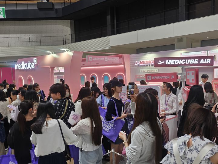 [도쿄=뉴시스] 이현주 기자=큐텐재팬의 대규모 오프라인 뷰티 페스티벌 메가 코스메 랜드 2025 내 위치한 에이피알의 메디큐브 브랜드 부스 모습. 2025.10.04. juicy@newsis.com *재판매 및 DB 금지