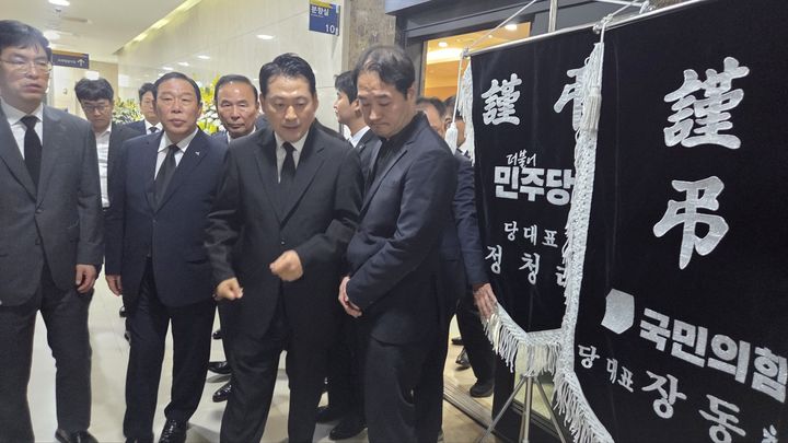 [세종=뉴시스] 송승화 기자 = 4일 오후, 세종시 산울동에 있는 은하수 장례식장에서 조문을 마치고 떠나는 장동혁 국민의힘 당대표.2025.10.04. ssong1007@newsis.com *재판매 및 DB 금지