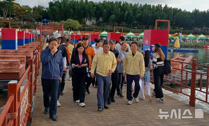 [진주=뉴시스]4일 저녁 진주남강유등축제 개막식에 앞서 경남도 박명균(가운데) 행정부지사가 경찰 등 유관기관과 함께 남강 배다리(1부교) 현장 안전 점검을 하고 있다.(사진=경남도 제공)2025.10.04. photo@newsis.com