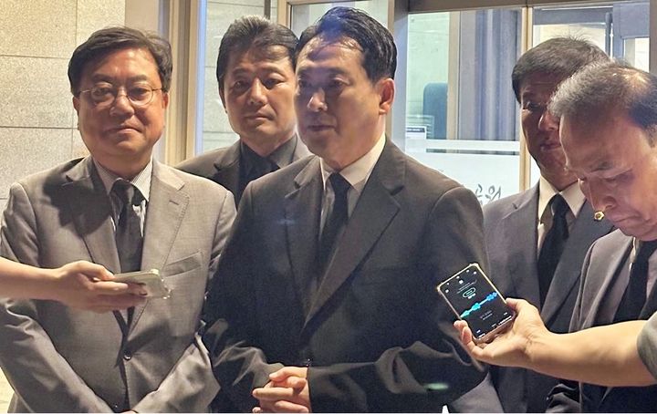 [세종=뉴시스] 송승화 기자 = 4일 오후, 세종시 산울동에 있는 은하수 장례식장에서 조문을 마치고 떠나기 전, 장동혁 국민의힘 당대표가 기자들 질문에 답변하고 있다.2025.10.04. ssong1007@newsis.com *재판매 및 DB 금지