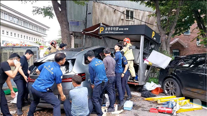 [서울=뉴시스] 4일 오후 2시16분께 공용주차장에 출입 중이던 A(70)씨 차량이 관리 부스로 돌진해 부스 내에 있던 종로구 직원 B(65)씨를 충돌했다. 이 사고로 B씨는 중상을 입고, A씨 역시 경상을 입어 병원으로 이송됐다. 충돌 직후 구조를 하는 모습이 보이고 있다. 2025.10.04. (사진=서울종로소방서 제공) photo@newsis.com