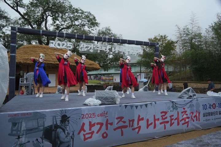  [예천=뉴시스] 예천박물관 소속 청소년 댄스 동아리 '애이요 청단'이 인류무형문화유산 청단놀음을 현대적으로 재해석한 특별 무대를 선보이고 있다. (사진=예천군 제공) 2025.10.04. photo@newsis.com *재판매 및 DB 금지