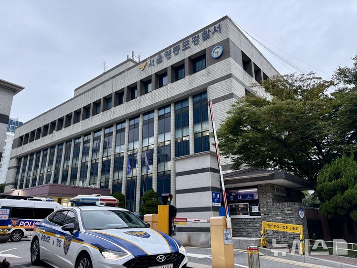 [서울=뉴시스] 한이재 기자 = 4일 오후 서울 영등포경찰서에서 경찰차가 나오고 있다. 2025.10.04. nowone@newsis.com