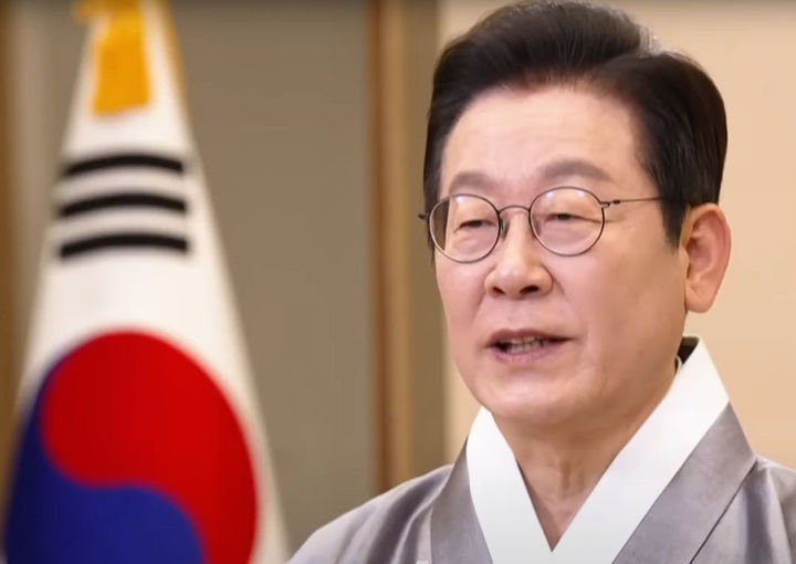 [서울=뉴시스] 최동준 기자 = 이재명 대통령이 4일 영상 메시지를 통해 추석 명절 인사를 전하고 있다. (사진=KTV 캡처) 2025.10.04. photo@newsis.com *재판매 및 DB 금지