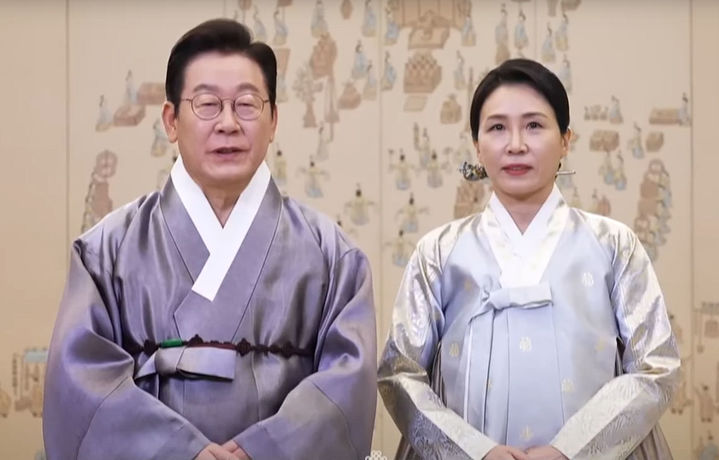 [서울=뉴시스] 최동준 기자 = 이재명 대통령과 김혜경 여사가 4일 영상 메시지를 통해 추석 명절 인사를 전하고 있다. (사진=KTV 캡처) 2025.10.04. photo@newsis.com *재판매 및 DB 금지