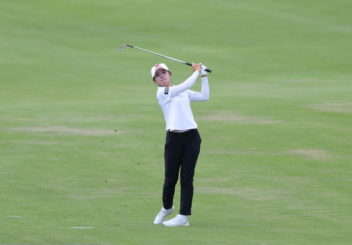 [서울=뉴시스] 홍효식 기자 = 3일(현지 시간) 하와이 오하우섬 에바비치에 위치한 호아칼레이CC에서 열린 '2025 롯데 챔피언십' 3라운드, 황유민이 2번홀 아이언샷을 하고 있다. (사진=대홍기획 제공) 2025.10.04. photo@newsis.com *재판매 및 DB 금지