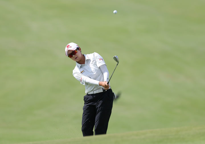 [서울=뉴시스] 홍효식 기자 = 3일(현지 시간) 하와이 오하우섬 에바비치에 위치한 호아칼레이CC에서 열린 '2025 롯데 챔피언십' 3라운드, 김효주가 1번홀 칩샷을 하고 있다. (사진=대홍기획 제공) 2025.10.04. photo@newsis.com *재판매 및 DB 금지