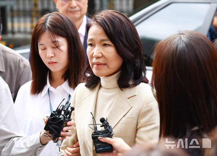 [서울=뉴시스] 황준선 기자 = 공직선거법·국가공무원법 위반 등 혐의로 체포된 이진숙 전 방송통신위원장이 4일 오후 서울 양천구 서울남부지방법원에서 열린 체포적부심에 출석하며 입장을 밝히고 있다. 2025.10.04. hwang@newsis.com