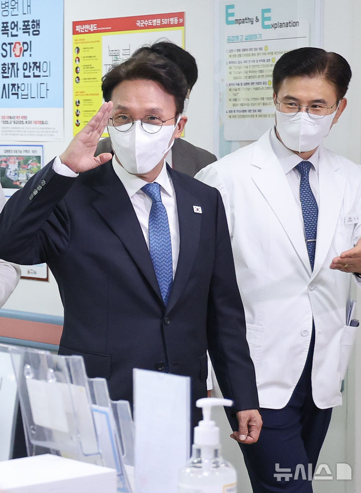 [성남=뉴시스] 청사사진기자단 = 김민석 국무총리가 추석 연휴 둘째 날인 4일 오후 입원 장병을 위문하기 위해 경기 성남시 국군수도병원을 찾아 의료진의 거수경례에 답하고 있다. 2025.10.04. photo@newsis.com