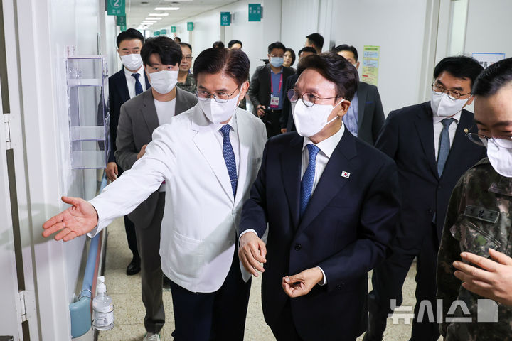 [성남=뉴시스] 청사사진기자단 = 김민석 국무총리가 추석 연휴 둘째 날인 4일 오후 입원 장병을 위문하기 위해 경기 성남시 국군수도병원 병실에 들어가고 있다. 2025.10.04. photo@newsis.com