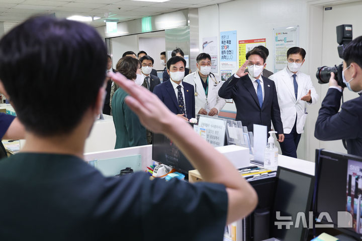 [성남=뉴시스] 청사사진기자단 = 김민석 국무총리가 추석 연휴 둘째 날인 4일 오후 입원 장병을 위문하기 위해 경기 성남시 국군수도병원을 찾아 의료진의 거수경례에 답하고 있다. 2025.10.04. photo@newsis.com