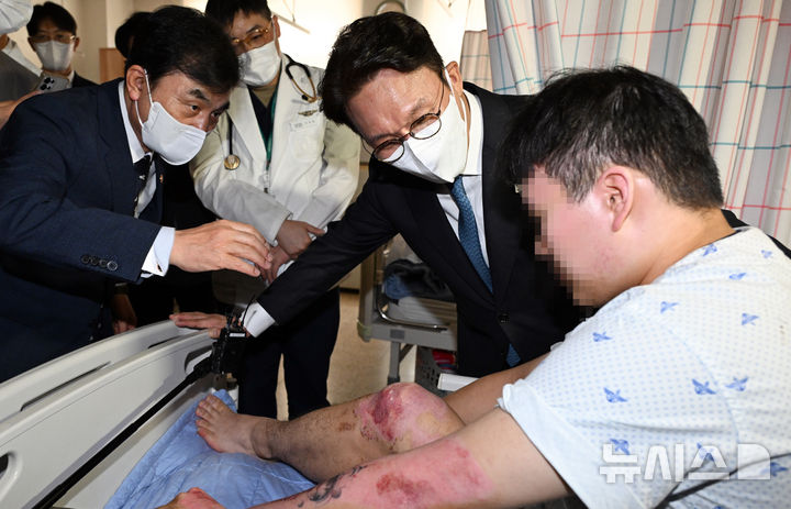 [성남=뉴시스] 청사사진기자단 = 김민석 국무총리와 안규백 국방부 장관이 추석 연휴 둘째 날인 4일 오후 경기 성남시 국군수도병원을 찾아 입원 장병을 위문하고 있다. 2025.10.04. photo@newsis.com