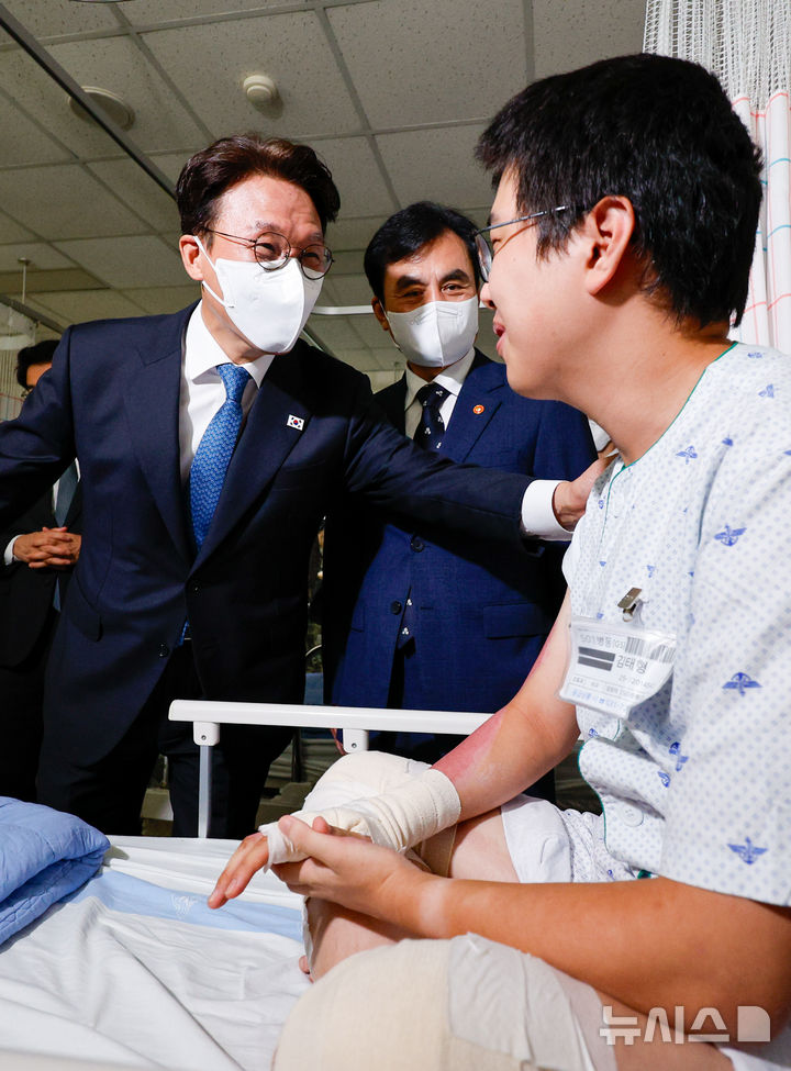 [성남=뉴시스] 청사사진기자단 = 김민석 국무총리와 안규백 국방부 장관이 추석 연휴 둘째 날인 4일 오후 경기 성남시 국군수도병원을 찾아 입원 장병을 위문하고 있다. 2025.10.04. photo@newsis.com