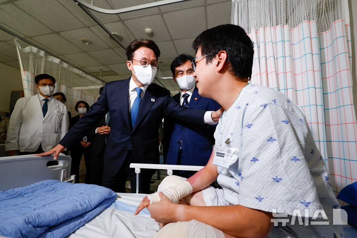 [성남=뉴시스] 청사사진기자단 = 김민석 국무총리와 안규백 국방부 장관이 추석 연휴 둘째 날인 4일 오후 경기 성남시 국군수도병원을 찾아 입원 장병을 위문하고 있다. 2025.10.04. photo@newsis.com