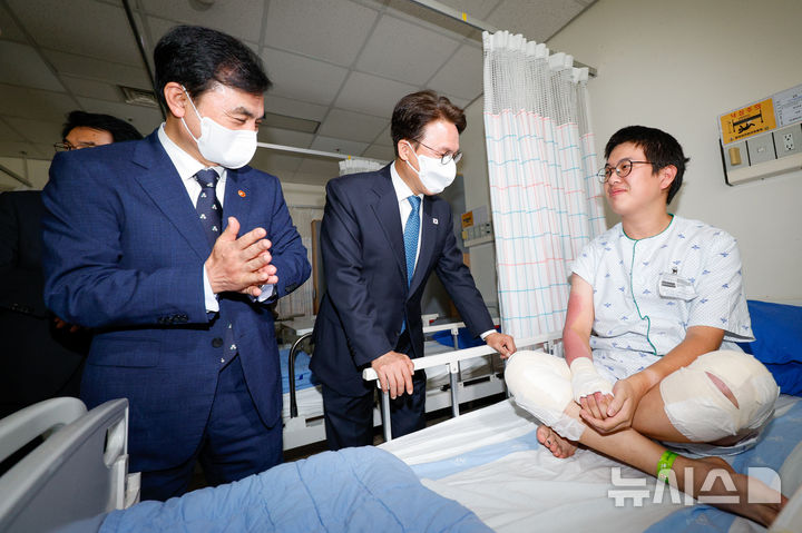 [성남=뉴시스] 청사사진기자단 = 김민석 국무총리와 안규백 국방부 장관이 추석 연휴 둘째 날인 4일 오후 경기 성남시 국군수도병원을 찾아 입원 장병을 위문하고 있다. 2025.10.04. photo@newsis.com