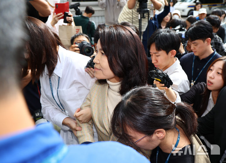 [서울=뉴시스] 황준선 기자 = 공직선거법·국가공무원법 위반 등 혐의로 체포된 이진숙 전 방송통신위원장이 4일 오후 서울 양천구 서울남부지방법원에서 열린 체포적부심에 출석하고 있다. 2025.10.04. hwang@newsis.com