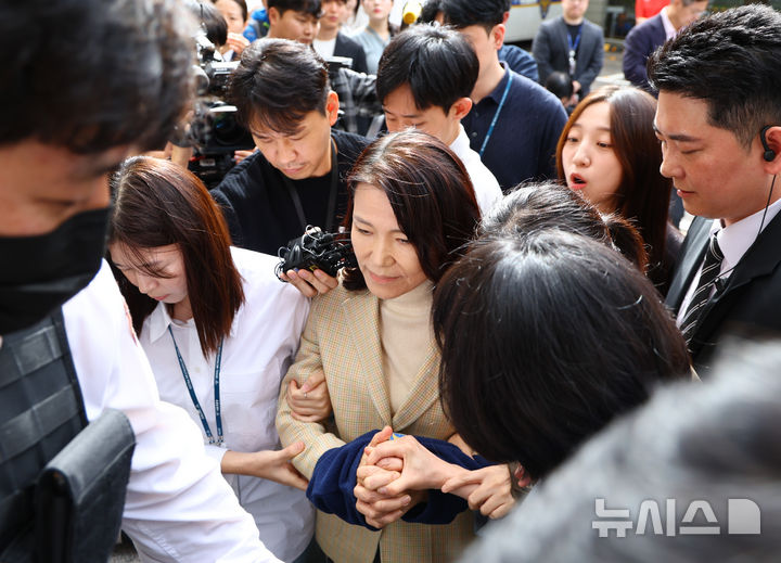 [서울=뉴시스] 황준선 기자 = 공직선거법·국가공무원법 위반 등 혐의로 체포된 이진숙 전 방송통신위원장이 4일 오후 서울 양천구 서울남부지방법원에서 열린 체포적부심에 출석하고 있다. 2025.10.04. hwang@newsis.com