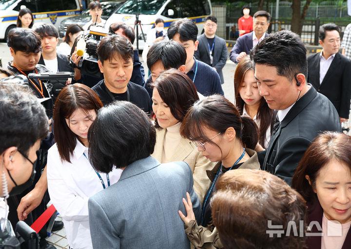 [서울=뉴시스] 황준선 기자 = 공직선거법·국가공무원법 위반 등 혐의로 체포된 이진숙 전 방송통신위원장이 4일 오후 서울 양천구 서울남부지방법원에서 열린 체포적부심에 출석하며 배현진 국민의힘 의원과 인사를 나누고 있다. 2025.10.04. hwang@newsis.com