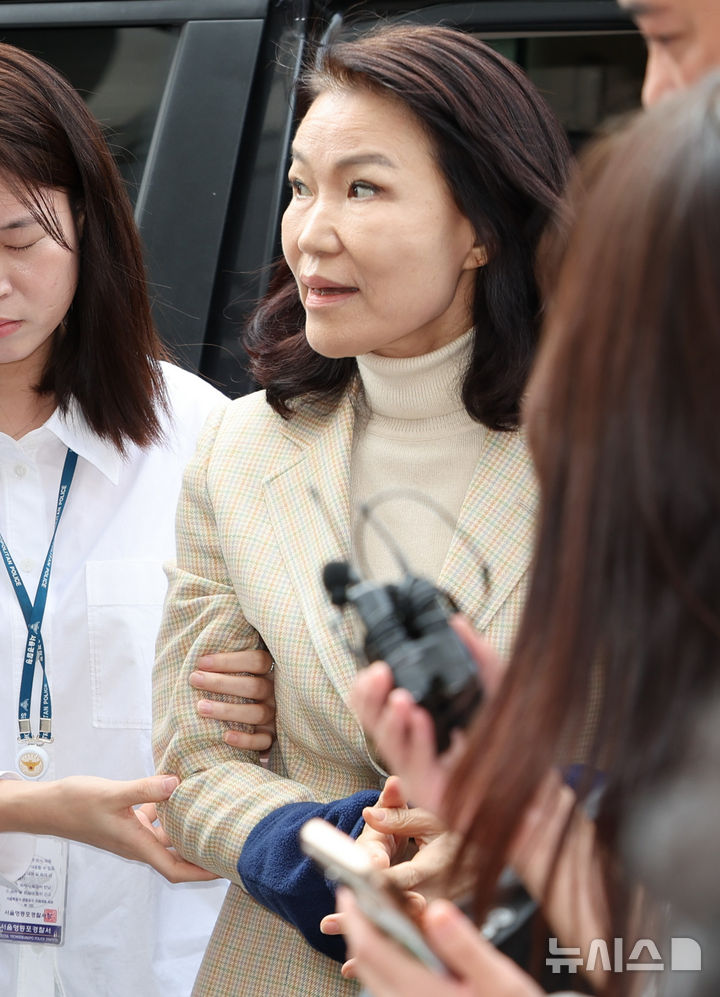 [서울=뉴시스] 황준선 기자 = 공직선거법·국가공무원법 위반 등 혐의로 체포된 이진숙 전 방송통신위원장이 4일 오후 서울 양천구 서울남부지방법원에서 열린 체포적부심에 출석하고 있다. 2025.10.04. hwang@newsis.com