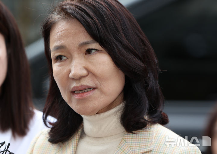 [서울=뉴시스] 황준선 기자 = 공직선거법·국가공무원법 위반 등 혐의로 체포된 이진숙 전 방송통신위원장이 4일 오후 서울 양천구 서울남부지방법원에서 열린 체포적부심에 출석하며 입장을 밝히고 있다. 2025.10.04. hwang@newsis.com