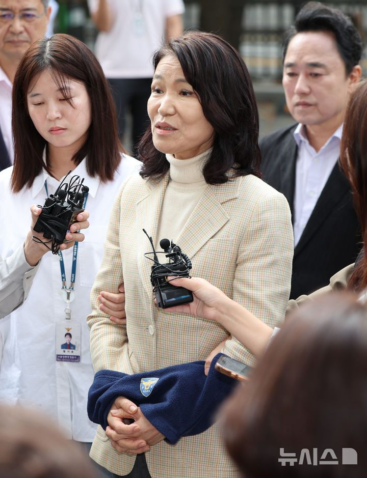 [서울=뉴시스] 황준선 기자 = 공직선거법·국가공무원법 위반 등 혐의로 체포된 이진숙 전 방송통신위원장이 4일 오후 서울 양천구 서울남부지방법원에서 열린 체포적부심에 출석하며 입장을 밝히고 있다. 2025.10.04. hwang@newsis.com