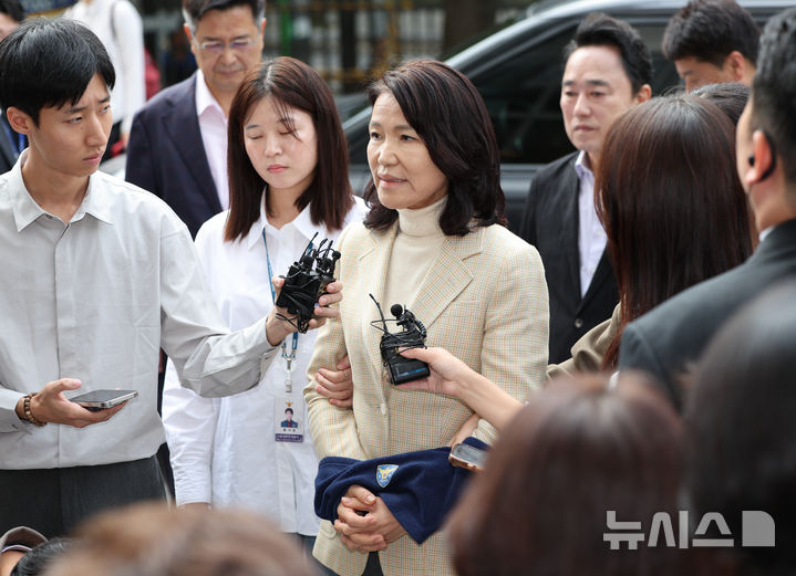 [서울=뉴시스] 검찰이 국민의힘이 이진숙 의원 체포가 위법하다며 고발한 경찰 수사관과 검사, 판사를 불기소 처분했다. 사진은 지난해 10월 4일 공직선거법·국가공무원법 위반 등 혐의로 체포된 이진숙 전 방송통신위원장이 서울남부지방법원에서 열린 체포적부심에 출석하며 입장을 밝히고 있는 모습.(사진=뉴시스 DB) .2026.10.04. photo@newsis.com