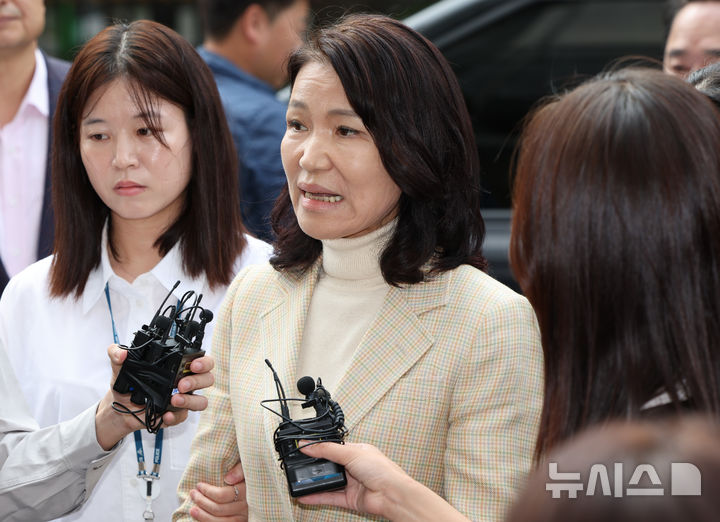 [서울=뉴시스] 황준선 기자 = 공직선거법·국가공무원법 위반 등 혐의로 체포된 이진숙 전 방송통신위원장이 4일 오후 서울 양천구 서울남부지방법원에서 열린 체포적부심에 출석하며 입장을 밝히고 있다. 2025.10.04. hwang@newsis.com