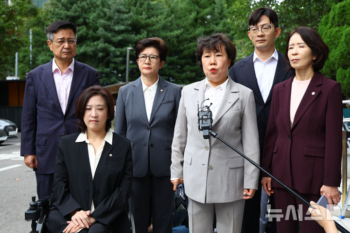 [서울=뉴시스] 황준선 기자 = 조배숙 의원을 비롯한 국민의힘 의원들이 4일 오후 공직선거법·국가공무원법 위반 등 혐의로 체포된 이진숙 전 방송통신위원장의 체포적부심이 열리는 서울 양천구 서울남부지방법원에서 이 전 위원장의 석방을 촉구하고 있다. 2025.10.04. hwang@newsis.com