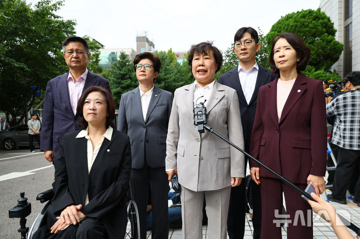 [서울=뉴시스] 황준선 기자 = 조배숙 의원을 비롯한 국민의힘 의원들이 4일 오후 공직선거법·국가공무원법 위반 등 혐의로 체포된 이진숙 전 방송통신위원장의 체포적부심이 열리는 서울 양천구 서울남부지방법원에서 이 전 위원장의 석방을 촉구하고 있다. 2025.10.04. hwang@newsis.com