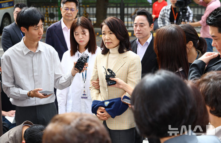 [서울=뉴시스] 황준선 기자 = 공직선거법·국가공무원법 위반 등 혐의로 체포된 이진숙 전 방송통신위원장이 4일 오후 서울 양천구 서울남부지방법원에서 열린 체포적부심에 출석하며 입장을 밝히고 있다. 2025.10.04. hwang@newsis.com