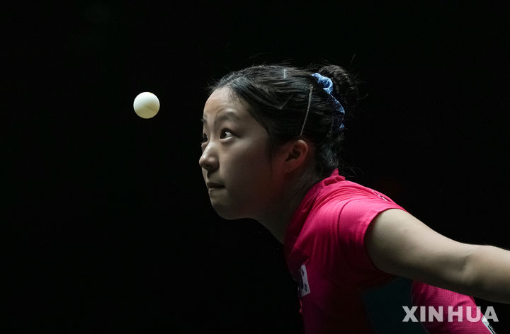 [베이징=신화/뉴시스] 신유빈(17위)이 4일(현지 시간) 중국 베이징에서 열린 2025 월드테이블테니스(WTT) 중국 스매시 여자 단식 준결승에서 왕만위(2위·중국)와 경기하고 있다. 신유빈이 1-4(10-12 11-7 11-13 7-11 7-11)로 패해 결승에 오르지 못했으며 스매시 사상 여자 첫 동메달을 목에 걸었다. 2025.10.05.