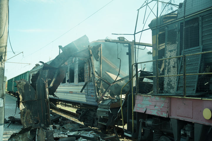 [쇼스트카(우크라이나)=AP/뉴시스]우크라이나 수미 지역 쇼스트카의 철도역에서 러시아의 드론 공격을 받은 여객열차가 14일 파손돼 있다. 러시아가 영상 전송 기능을 갖춘 장거리 드론을 이용해 우크라이나 상업 및 군사 물류의 핵심 동맥인 철도를 포함한 우크라이나 인프라에 대한 정밀 공격을 강화하고 있다. 2025.10.15.