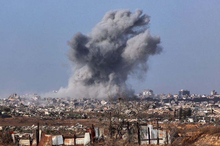 [가자시티=AP/뉴시스] 가자지구 가자시티에서 3일(현지 시간) 공습으로 연기가 피어오르고 있다. 2025.10.05