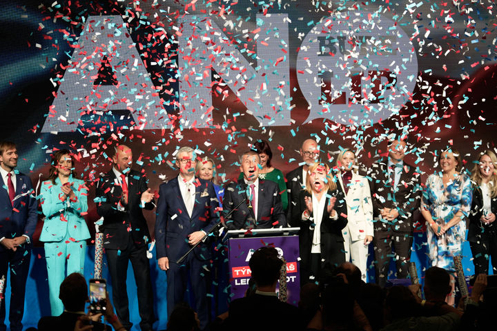 [프라하=AP/뉴시스] 억만장자 포퓰리스트 안드레이 바비스 전 총리가 이끄는 ANO당이 10월 4일 프라하에서 총선 승리를 축하하고 있다. 체코 정부는 오랜 숙원이었던 석탄광 폐지를 내년 2월부터 실시한다고 11월 6일 발표했다. 2025.11.07.