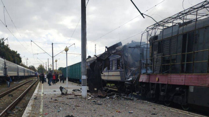 [서울=뉴시스] 러시아군이 4일(현지 시간) 드론으로 우크라이나 여객 열차를 공습해 1명이 사망하고 어린이 등 30여 명이 부상했다. 사진은 러시아군 공격으로 일부 파괴된 여객 열차의 모습. (사진 출처: 우크라이나 검찰청) 2025.10.05. *재판매 및 DB 금지