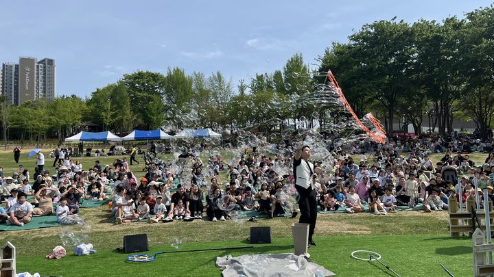 [대구=뉴시스] 대구 서구 숲속음악소풍 시즌1 버블쇼. (사진=대구 서구문화회관 제공) 2025.10.05. photo@newsis.com *재판매 및 DB 금지