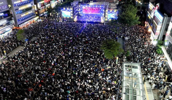 [광명=뉴시스]3일 철산로 거리에서 열린 '2025 페스티벌 광명' 무대에서 자우림이 공연을 하고 있다. 시민들이 거리를 가득 메웠다.(사진=광명시 제공)2025.10.05.photo@newsis.com *재판매 및 DB 금지