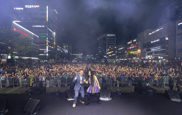 [광명=뉴시스]박승원 광명시장(사진 왼쪽)이 4일 열린 '2025 페스티벌 광명'에서 가수 한영애와 사진을 찍고 있다.(사진=광명시 제공)2025.10.05.photo@newsis.com *재판매 및 DB 금지