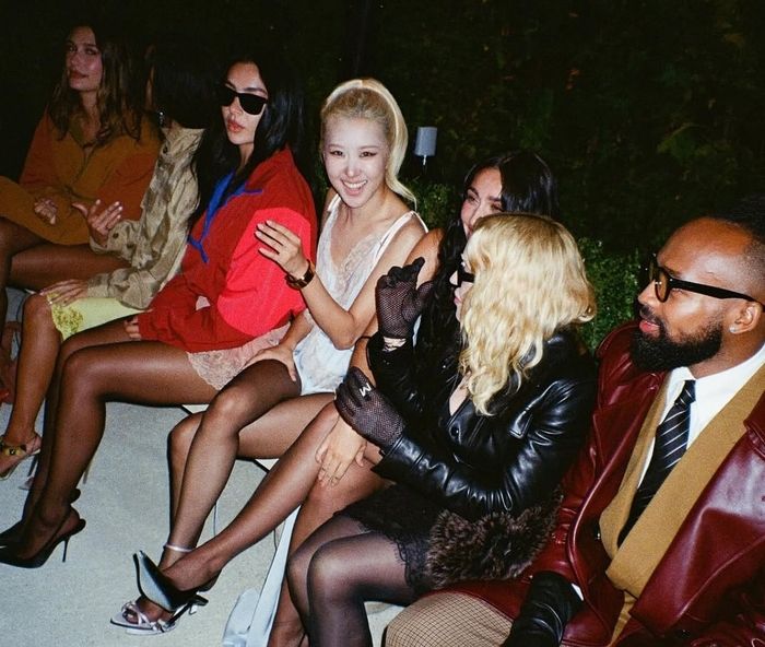 [서울=뉴시스] 미국 팝스타 마돈나는 3일(현지시간) 자신의 소셜미디어에 프랑스 파리에서 열린 '생로랑 2026 봄·여름 컬렉션' 패션쇼 현장 사진을 공개했다. 사진에는 로제가 마돈나, 찰리 XCX, 헤일리 비버, 조이 크라비츠 등 세계적인 셀럽들과 나란히 앉아 있는 모습이 담겼다. (사진=마돈나 인스타그램 캡처) 2025.10.05. photo@newsis.com *재판매 및 DB 금지