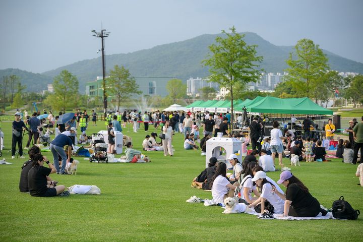 [순천=뉴시스] 지난해 댕댕나이트런 참가자들이 오천그린광장에 모여 앉아 쉬고 있다. (사진=순천시 제공) 2025.10.05. photo@newsis.com *재판매 및 DB 금지