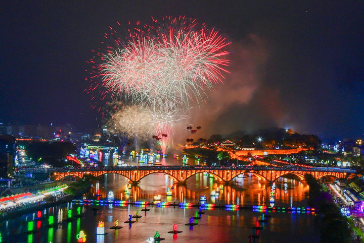 [진주=뉴시스]진주시, ‘2025 진주남강유등축제’ 불꽃놀이.(사진=진주시 제공).2025.10.05.photo@newsis.com *재판매 및 DB 금지