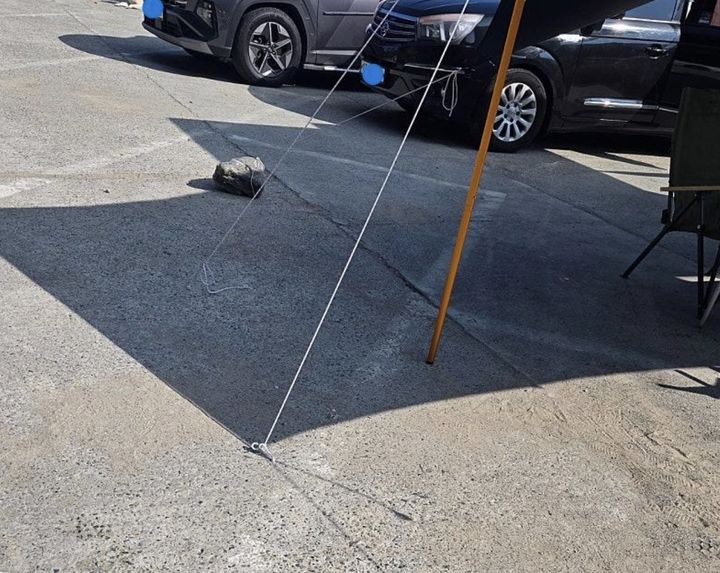 [서울=뉴시스] 경남 거제시의 공영주차장에서 한 캠핑객이 드릴로 바닥에 구멍을 뚫고 텐트를 고정한 모습이 공개돼 논란이 일고 있다. (사진 = 보배드림 캡처) 2025.10.05. *재판매 및 DB 금지