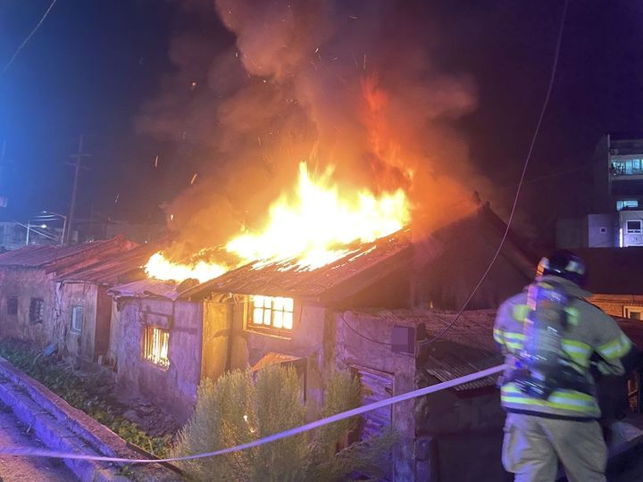 [평택=뉴시스] 경기 평택시 안중읍에서 자신의 집에 불을 지른 50대가 경찰에 붙잡혔다. (사진=경기도소방재난본부 제공) 2025.10.05. photo@newsis.com *재판매 및 DB 금지