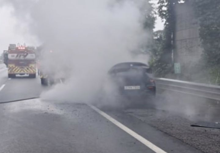 [평택=뉴시스] 5일 오전 11시38분께 경기 평택시 청북읍 백봉리 평택화성고속도로 평택방향을 달리던 승용차에 불이 났다. (사진=경기도소방재난본부 제공) 2025.10.05. photo@newsis.com *재판매 및 DB 금지