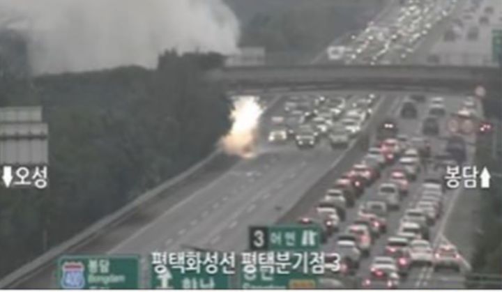 [평택=뉴시스] 5일 오전 11시38분께 경기 평택시 청북읍 백봉리 평택화성고속도로 평택방향을 달리던 승용차에 불이 났다. (사진=경기도소방재난본부 제공) 2025.10.05. photo@newsis.com *재판매 및 DB 금지