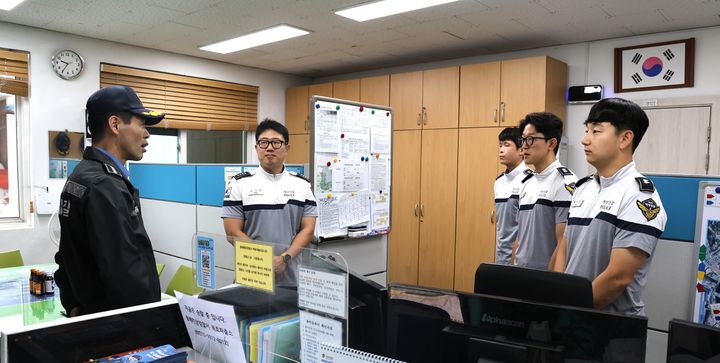 [동해=뉴시스] 김환경 동해해양경찰서장이 5일 추석 연휴를 맞아 묵호파출소를 찾아 현장 점검하고 직원들을 격려하고 있다.(사진=동해해경 제공) 2025.10.05. photo@newsis.com *재판매 및 DB 금지